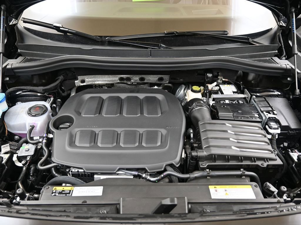 New 2026 Volkswagen Tiguan SEL R-Line image 9