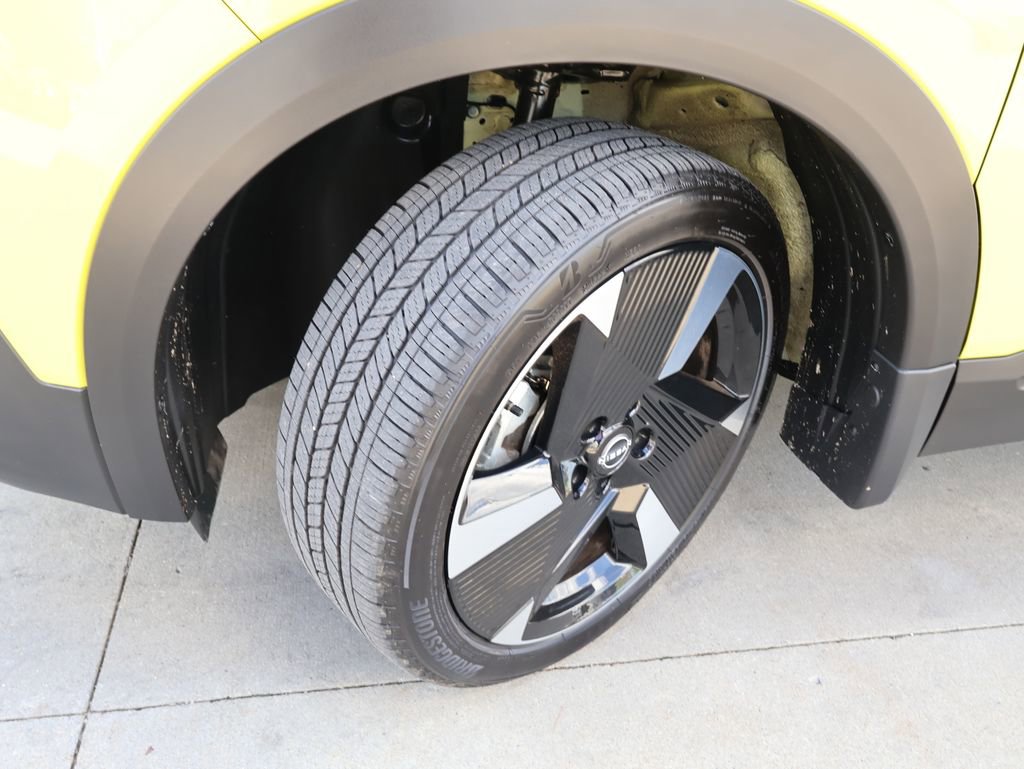 Used 2025 Nissan Kicks SR image 35