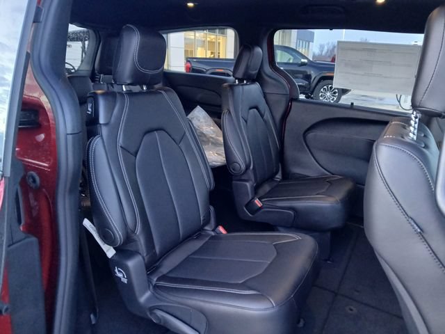 New 2026 Chrysler Pacifica Select FWD image 17