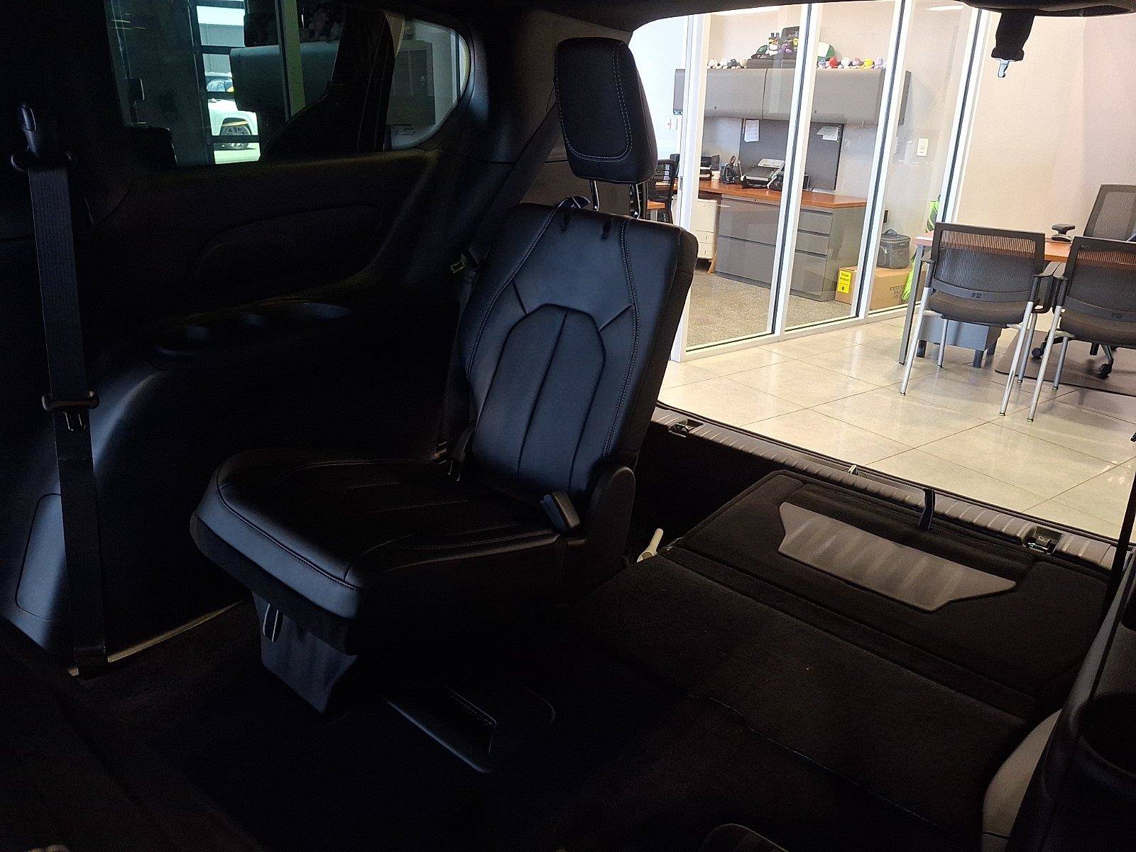 New 2027 Chrysler Pacifica Select FWD image 7