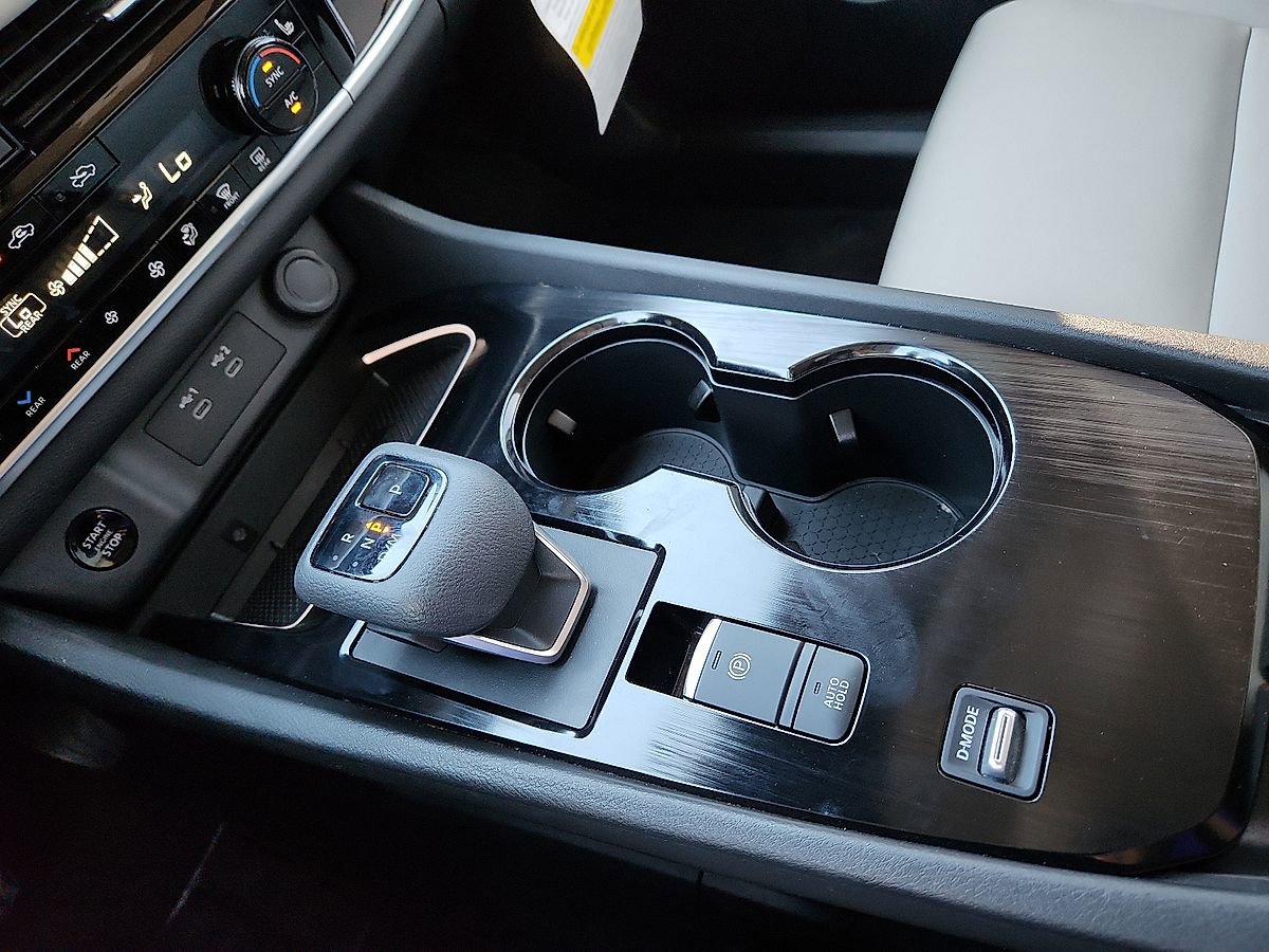 Used 2024 Nissan Rogue SL w/ SL Premium Package image 11