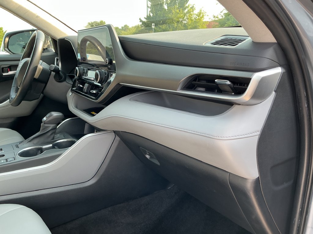 Used 2023 Toyota Highlander XLE FWD image 23