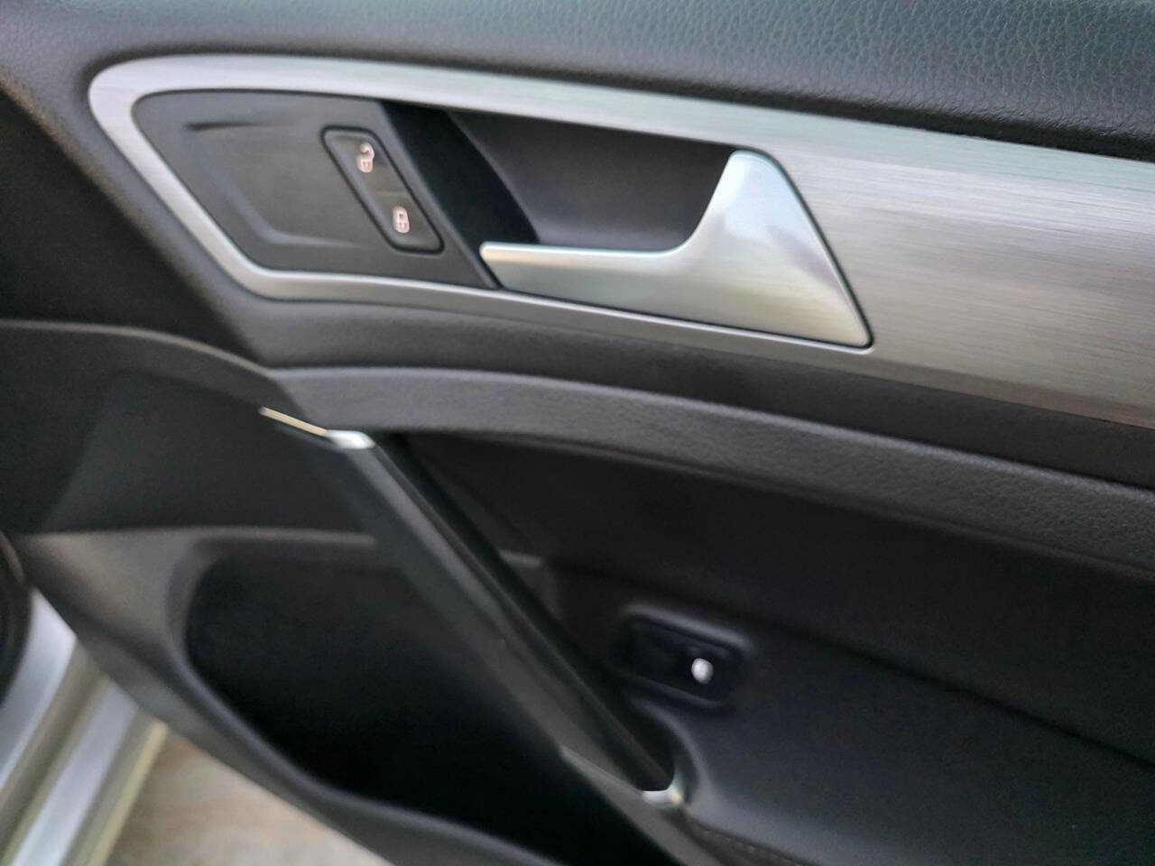 Used 2015 Volkswagen Golf S image 27