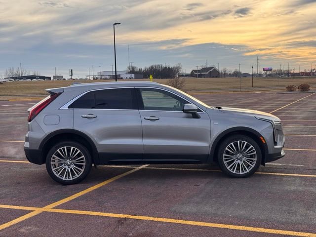 Used 2024 Cadillac XT4 Premium Luxury image 2
