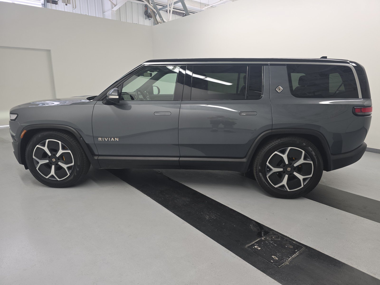 Used 2024 Rivian R1S Adventure AWD/4WD image 2