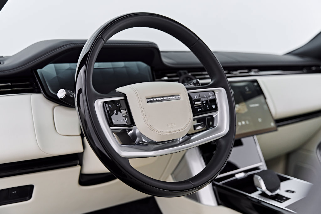 Used 2025 Land Rover Range Rover SE AWD/4WD image 2