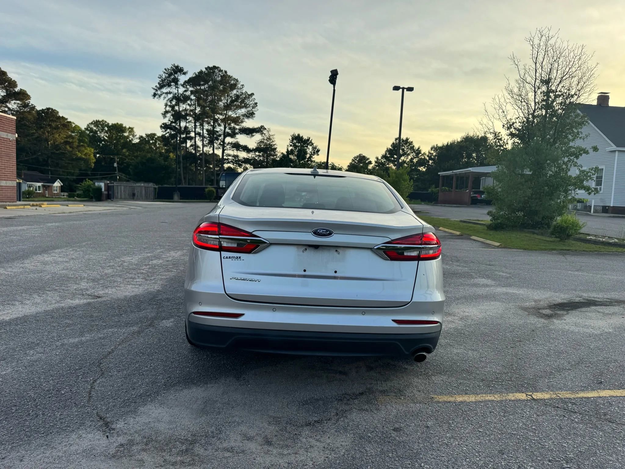 Used 2019 Ford Fusion SE FWD image 4