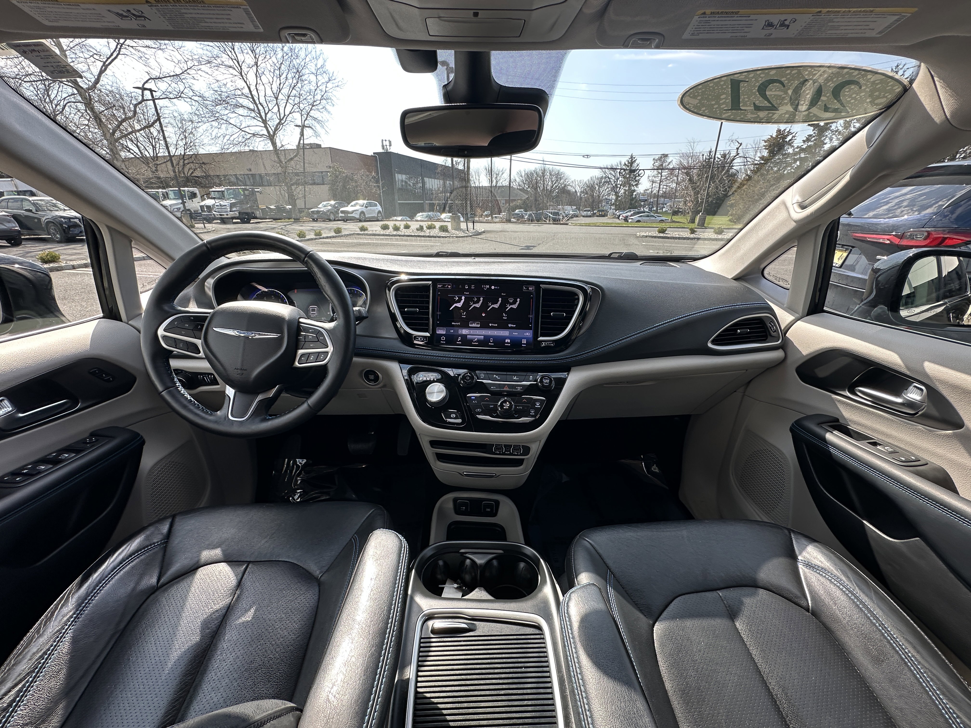 Used 2021 Chrysler Pacifica Touring-L image 8