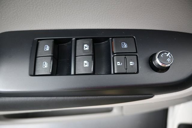 Used 2018 Toyota Highlander Plus FWD image 12