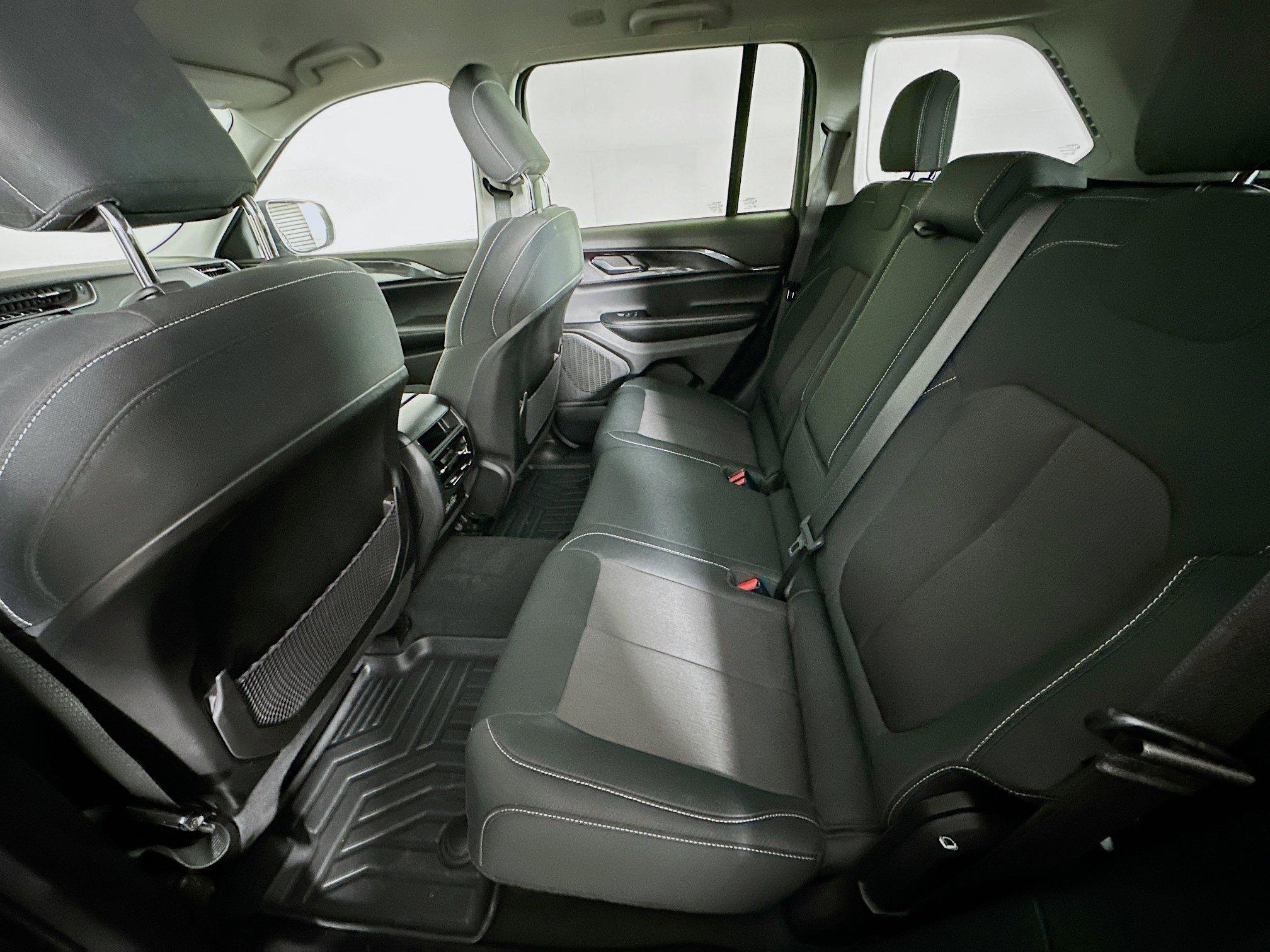 Used 2023 Jeep Grand Cherokee Laredo image 27