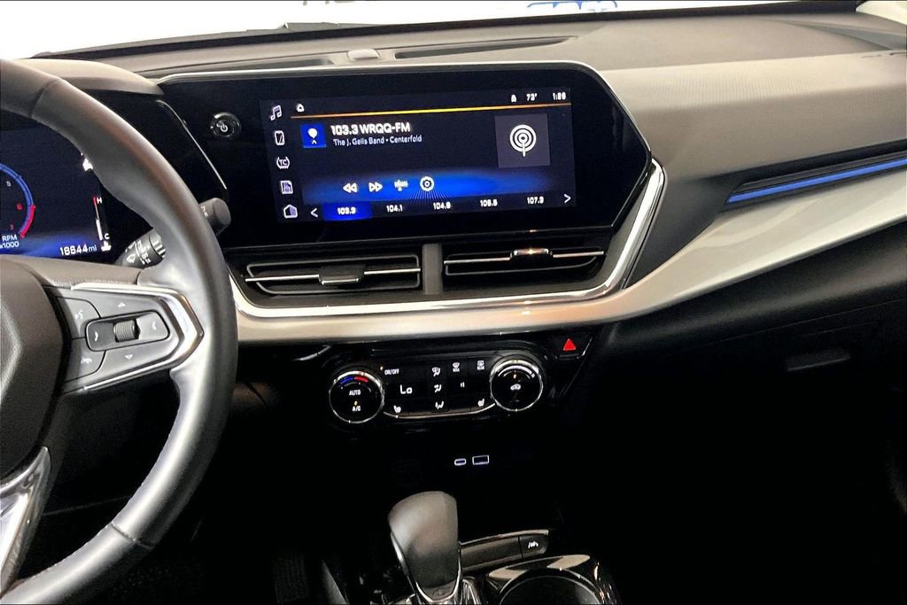 Used 2025 Chevrolet Trax LT w/ LT Convenience Package image 5