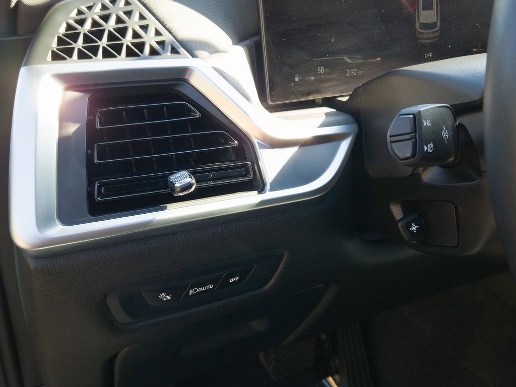 Used 2025 BMW X5 sDrive40i w/ Parking Assistance Package image 13
