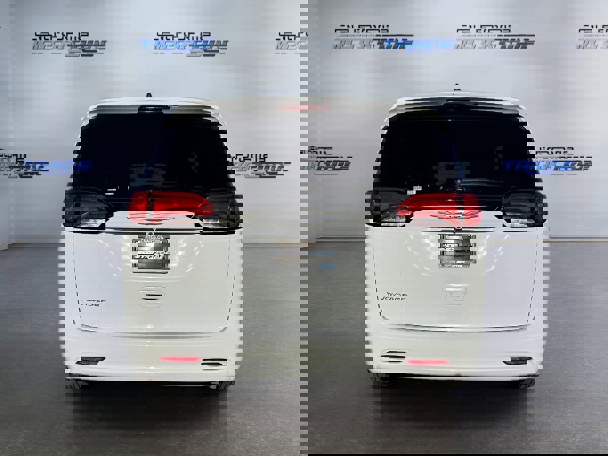 Used 2021 Chrysler Voyager LX image 6