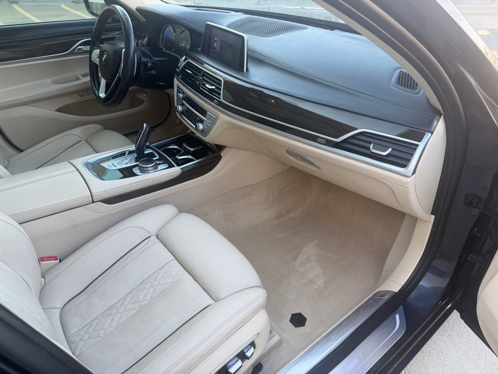 Used 2016 BMW 750i xDrive AWD/4WD image 23