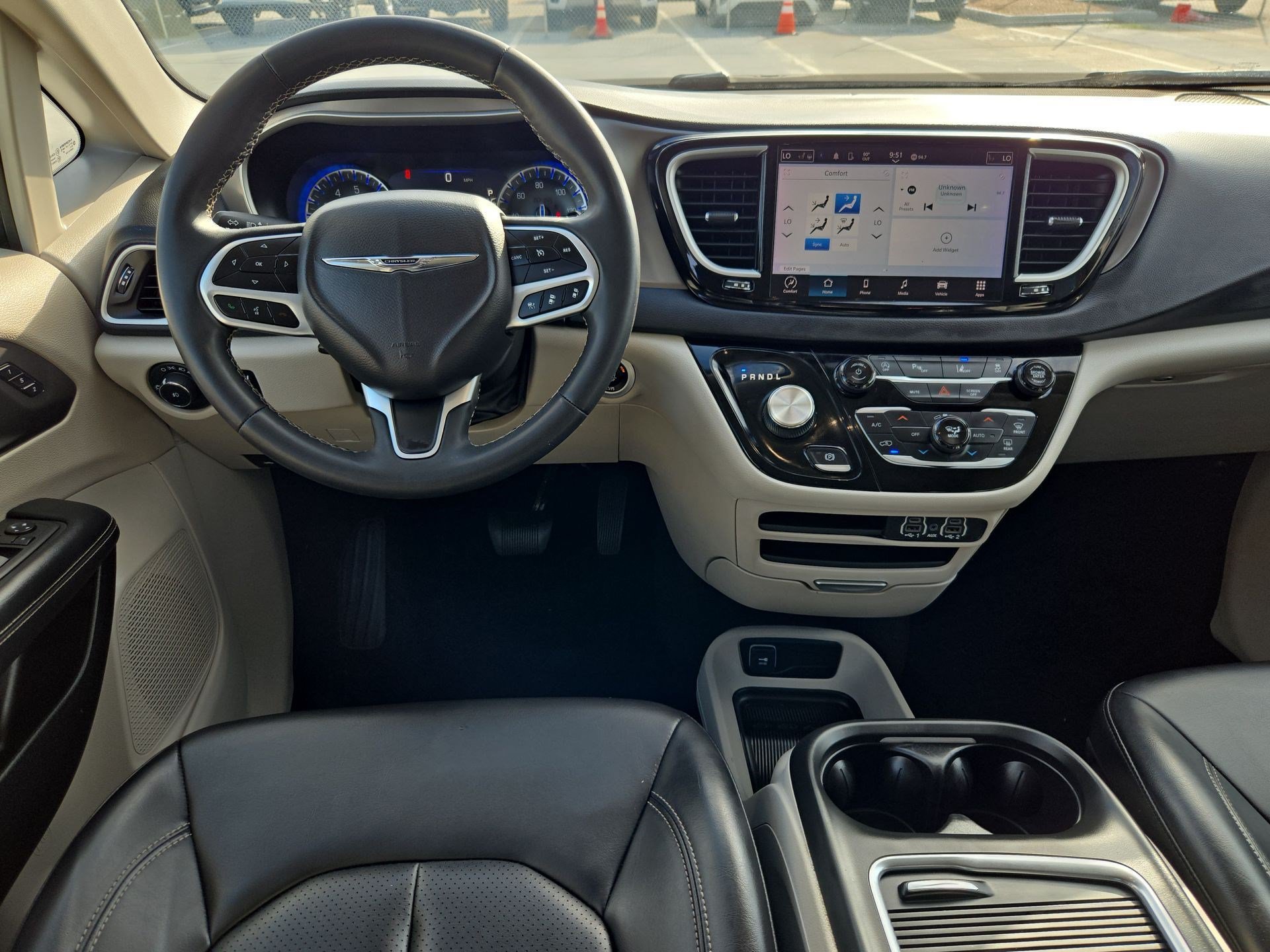 Used 2023 Chrysler Pacifica Touring-L FWD image 28