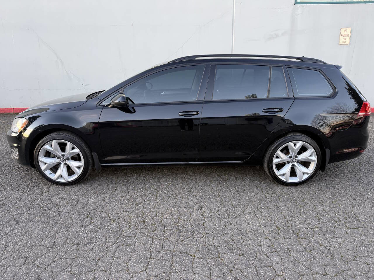 Used 2017 Volkswagen Golf S image 2