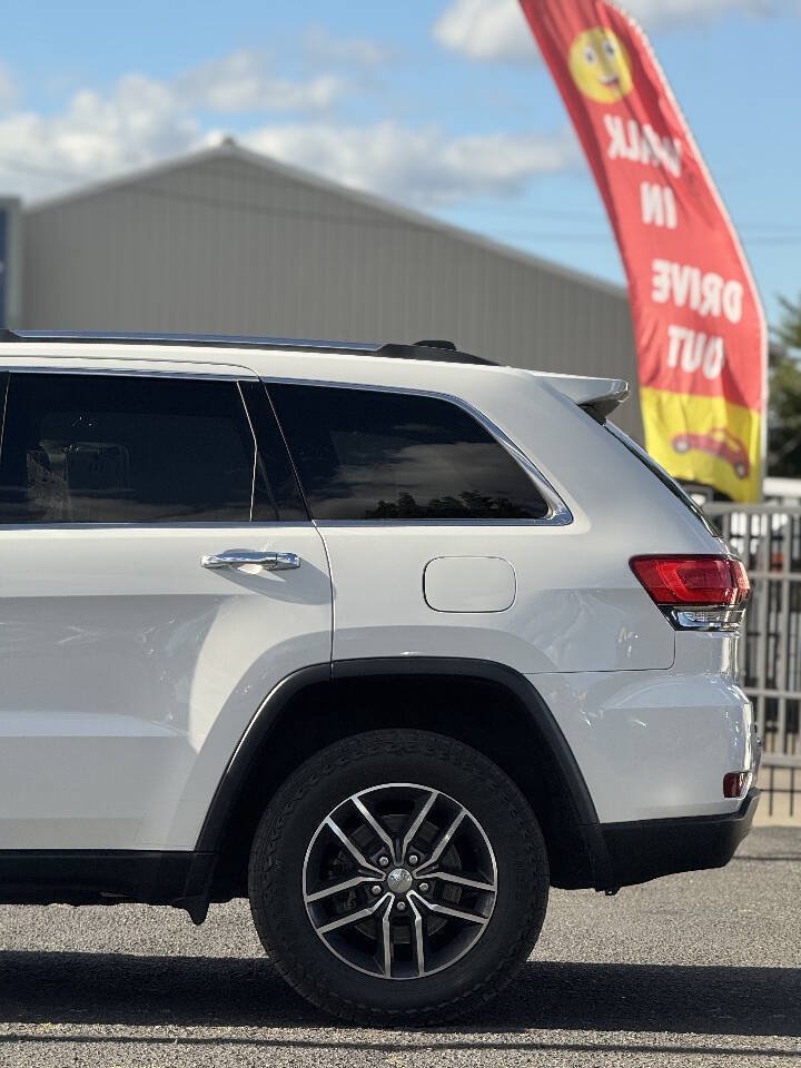 Used 2018 Jeep Grand Cherokee Limited AWD/4WD image 18