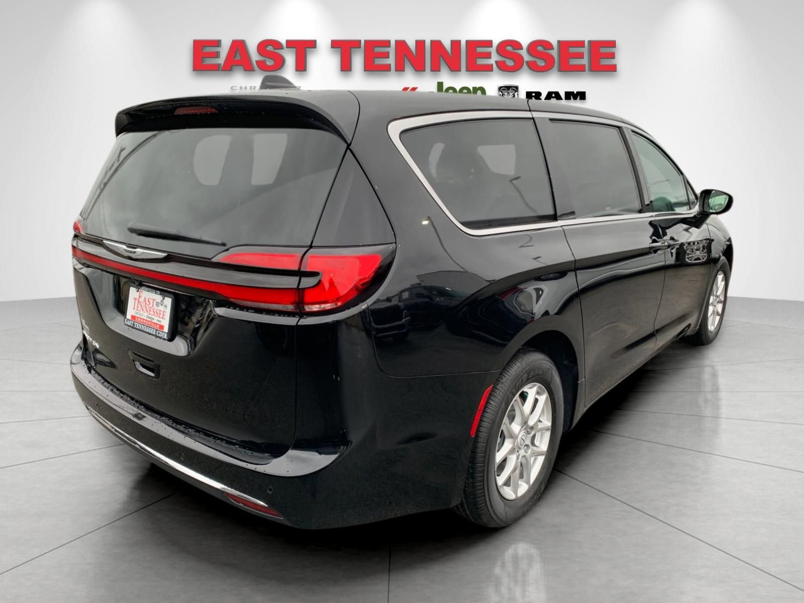 New 2026 Chrysler Pacifica Select image 3
