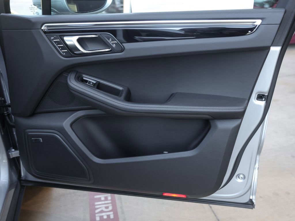 Certified 2025 Porsche Macan image 37