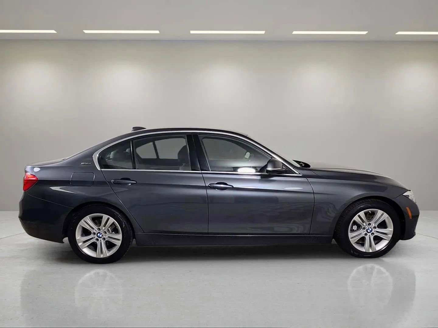 Used 2016 BMW 330e image 8