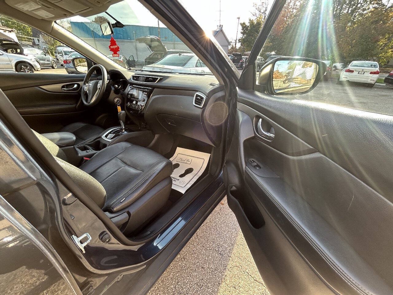 Used 2016 Nissan Rogue S w/ Appearance Package AWD/4WD image 9