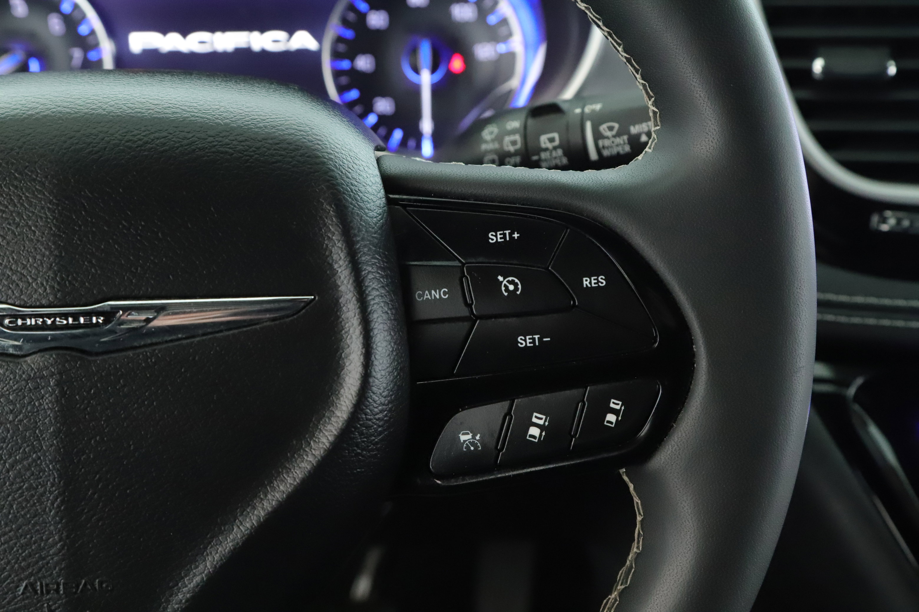Used 2023 Chrysler Pacifica Touring-L w/ S Appearance Package image 8