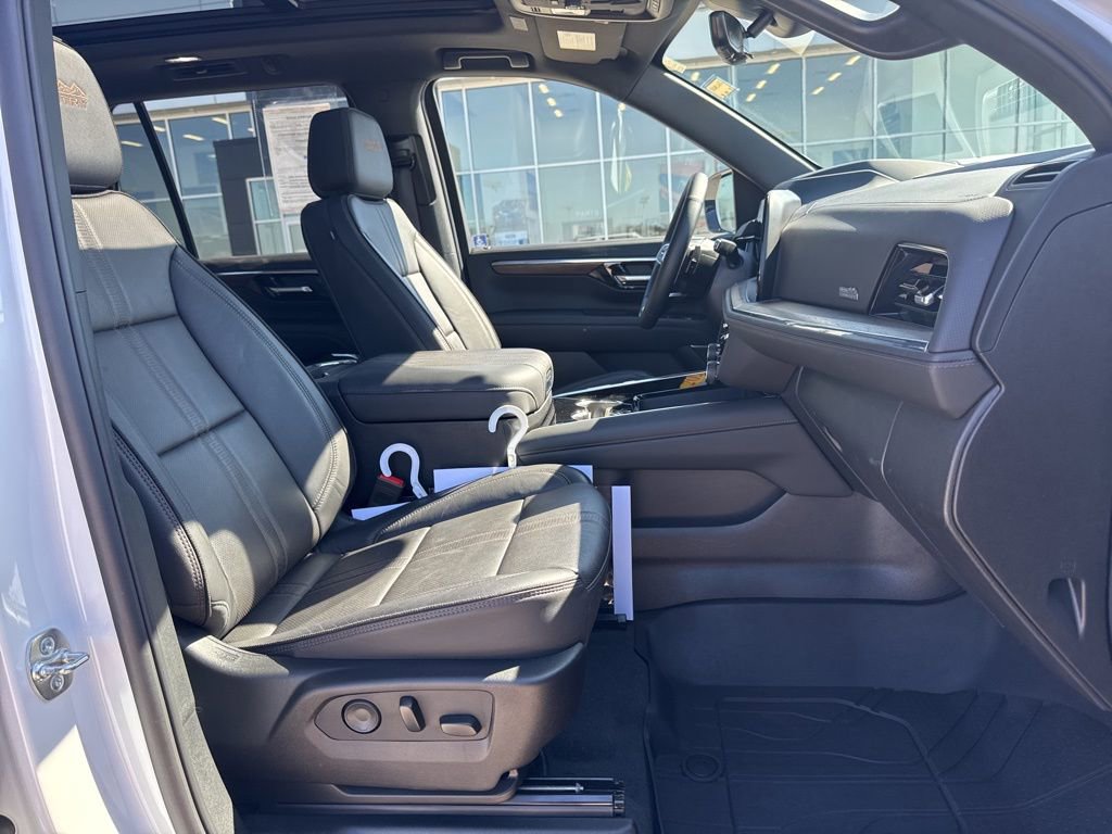 Used 2025 Chevrolet Tahoe High Country AWD/4WD image 28