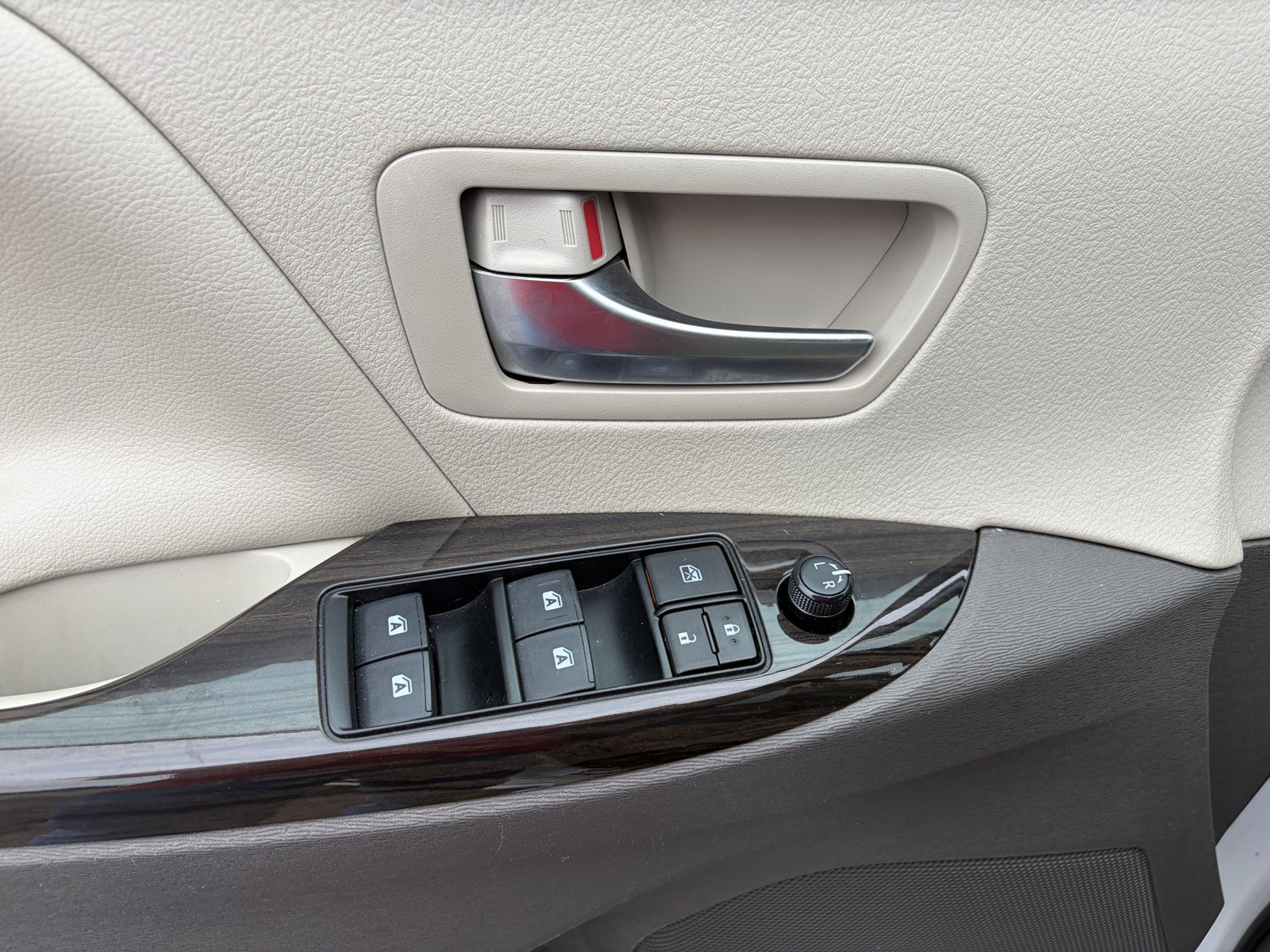 Used 2020 Toyota Sienna XLE w/ XLE Navigation Package AWD/4WD image 13