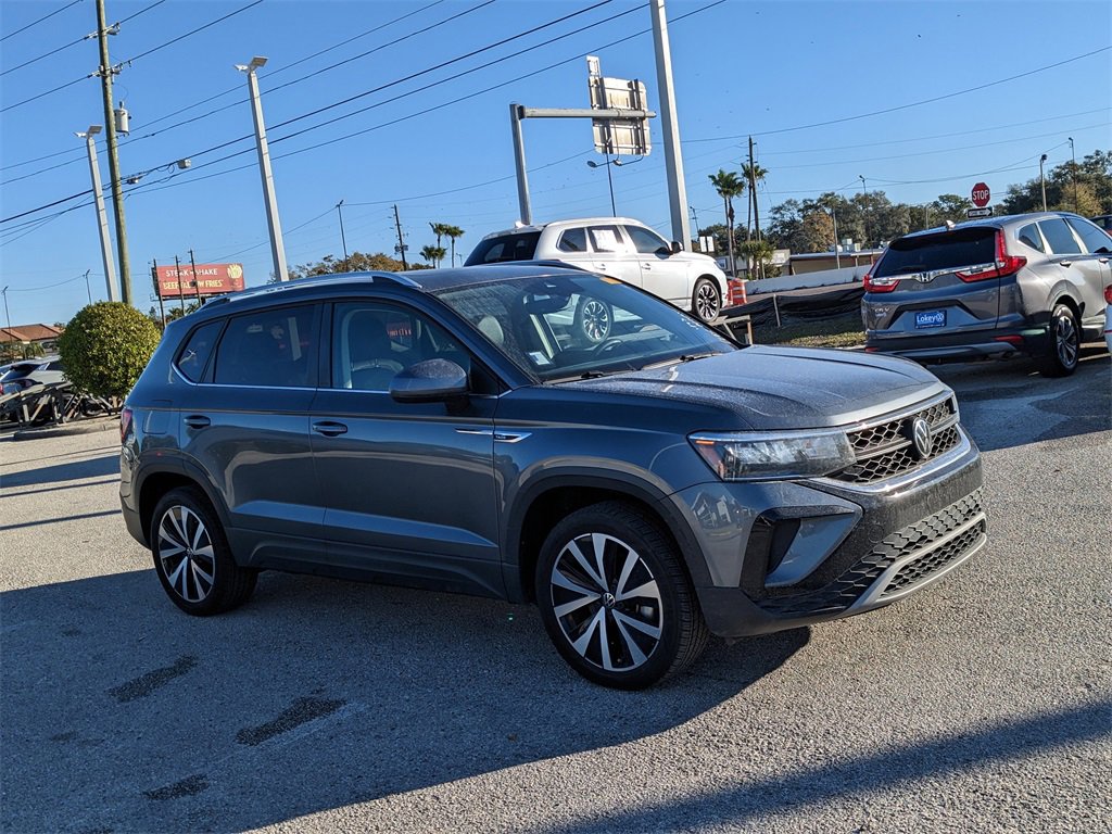 Used 2023 Volkswagen Taos SE w/ Panoramic Sunroof Package image 3
