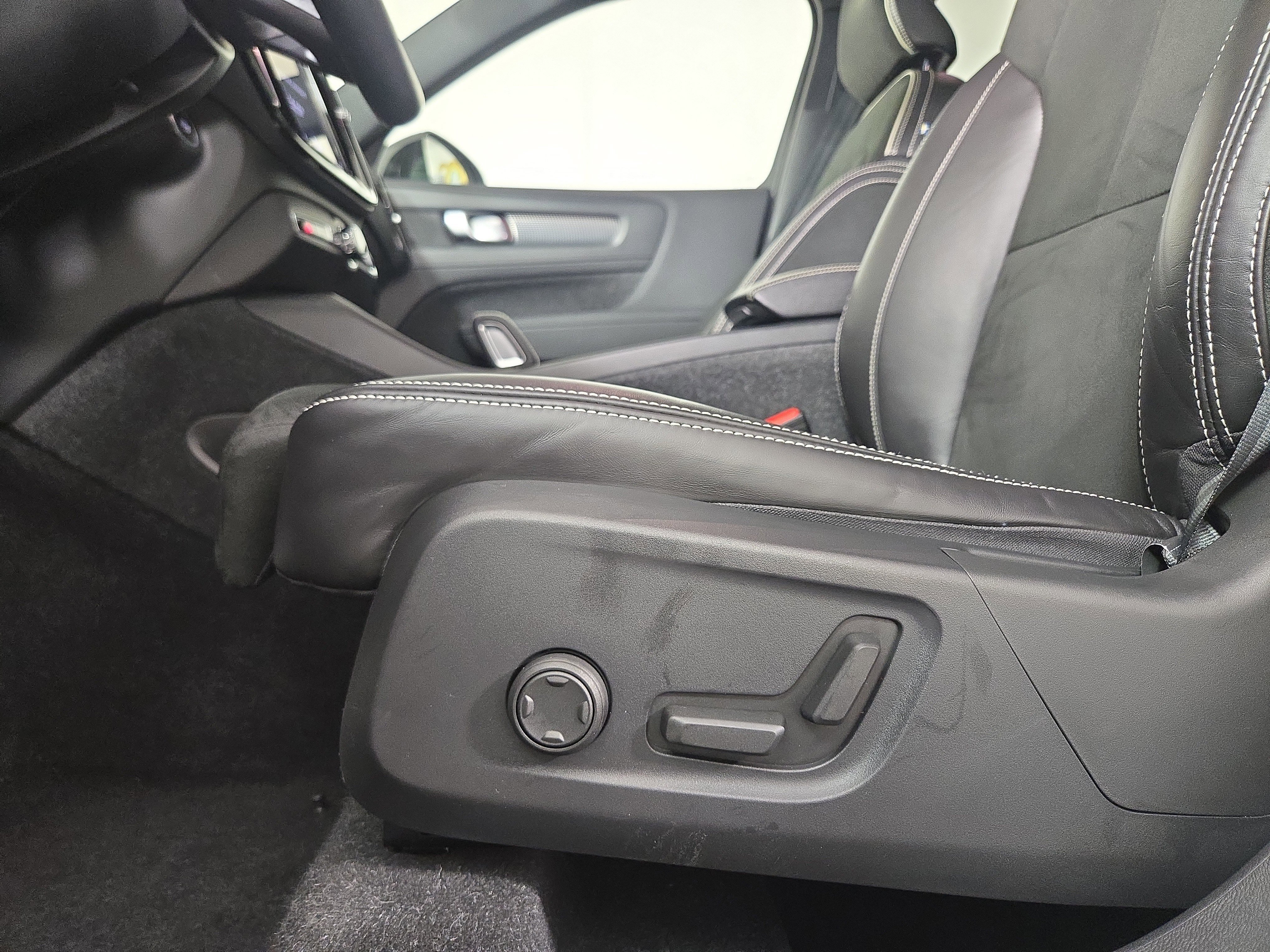 Used 2022 Volvo XC40 T5 R-Design w/ Advanced Package image 29