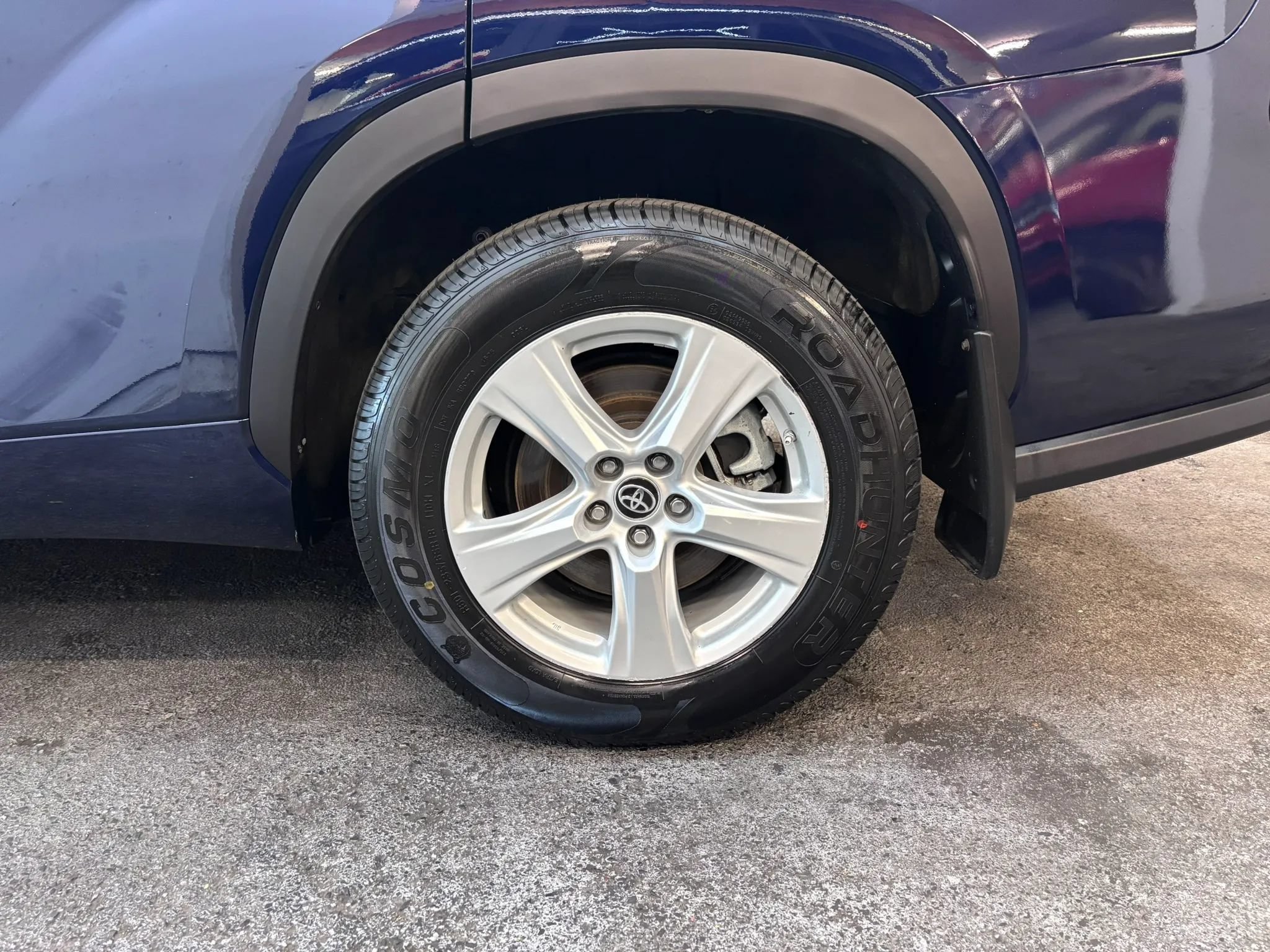 Used 2020 Toyota Highlander LE AWD/4WD image 6