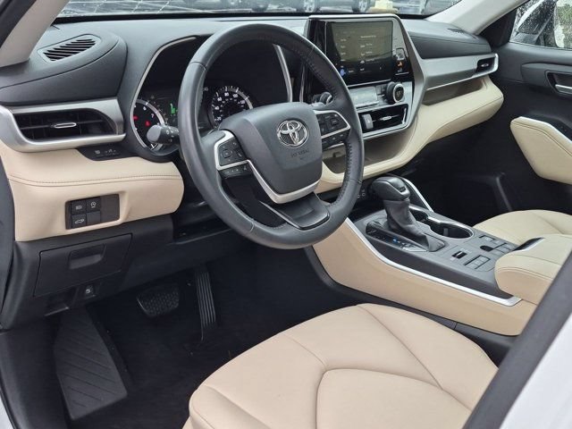 Certified 2024 Toyota Highlander XLE AWD/4WD image 9