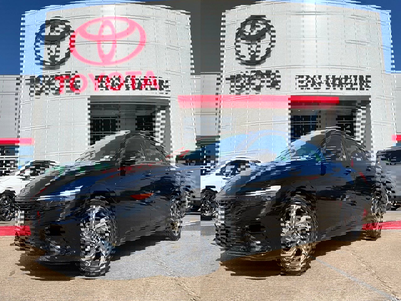 Used 2025 Hyundai Elantra SEL image 2