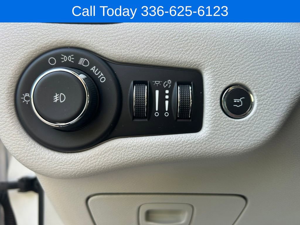 Used 2021 Jeep Cherokee Latitude Lux w/ Comfort/Convenience Group AWD/4WD image 17