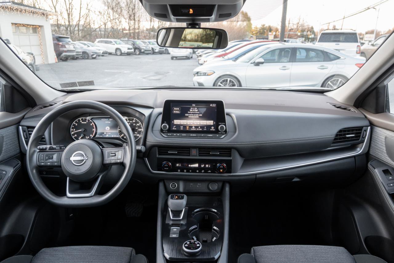 Used 2023 Nissan Rogue SV image 2