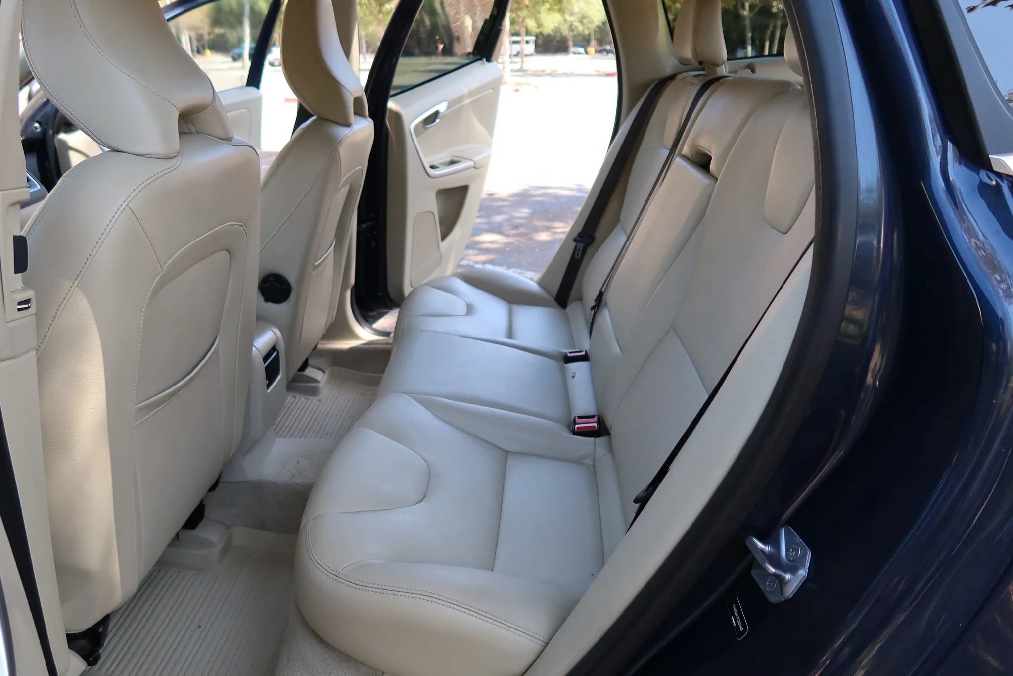 Used 2015 Volvo XC60 T5 w/ Protection Package AWD/4WD image 11