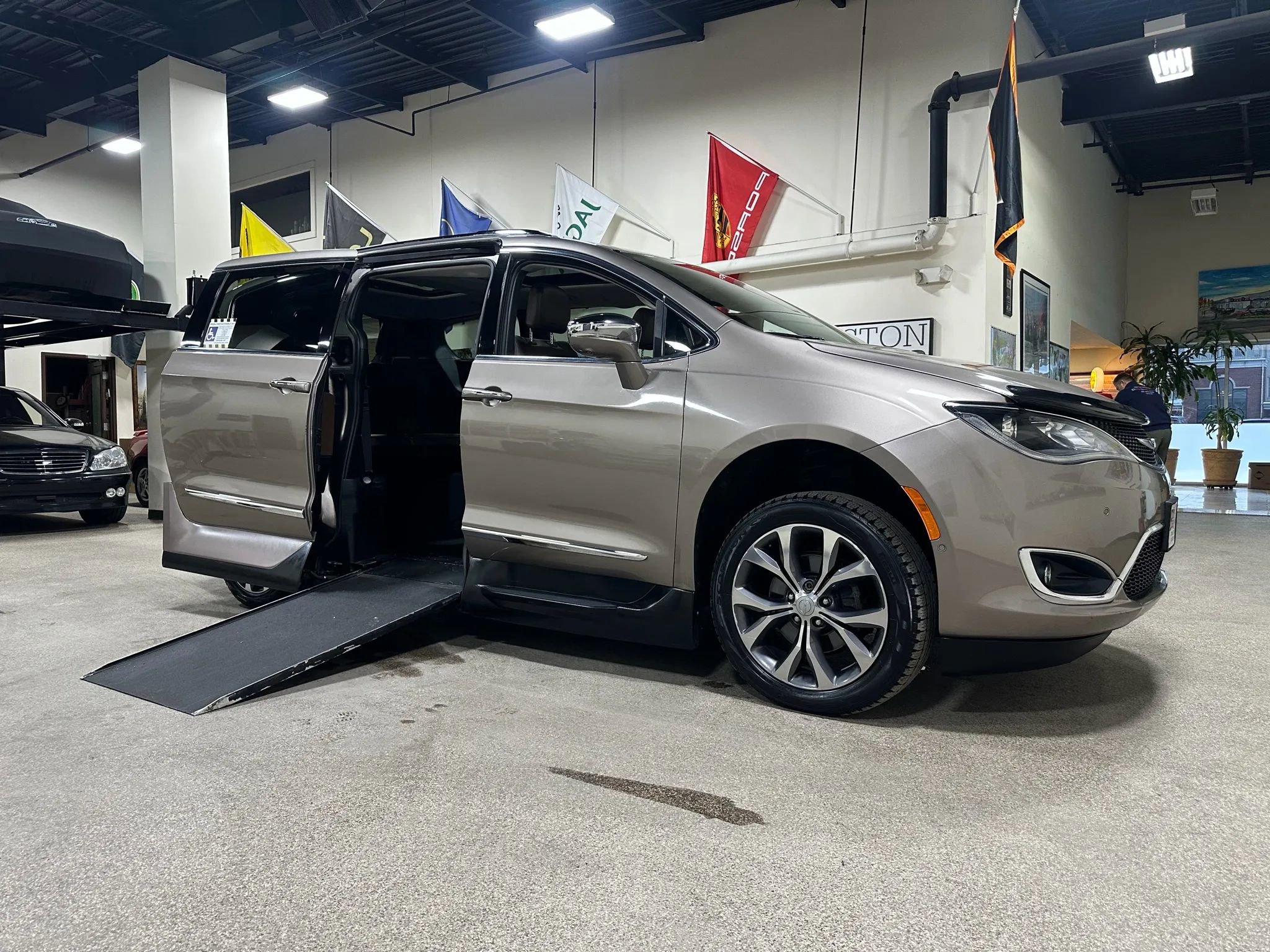Used 2017 Chrysler Pacifica Limited w/ Advanced Safetytec Group image 57