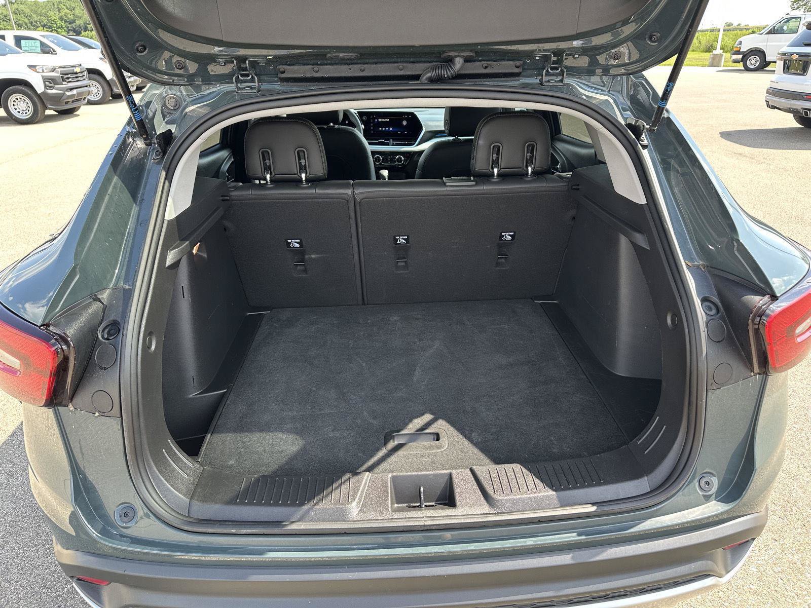 Used 2025 Chevrolet Trax LT FWD image 7
