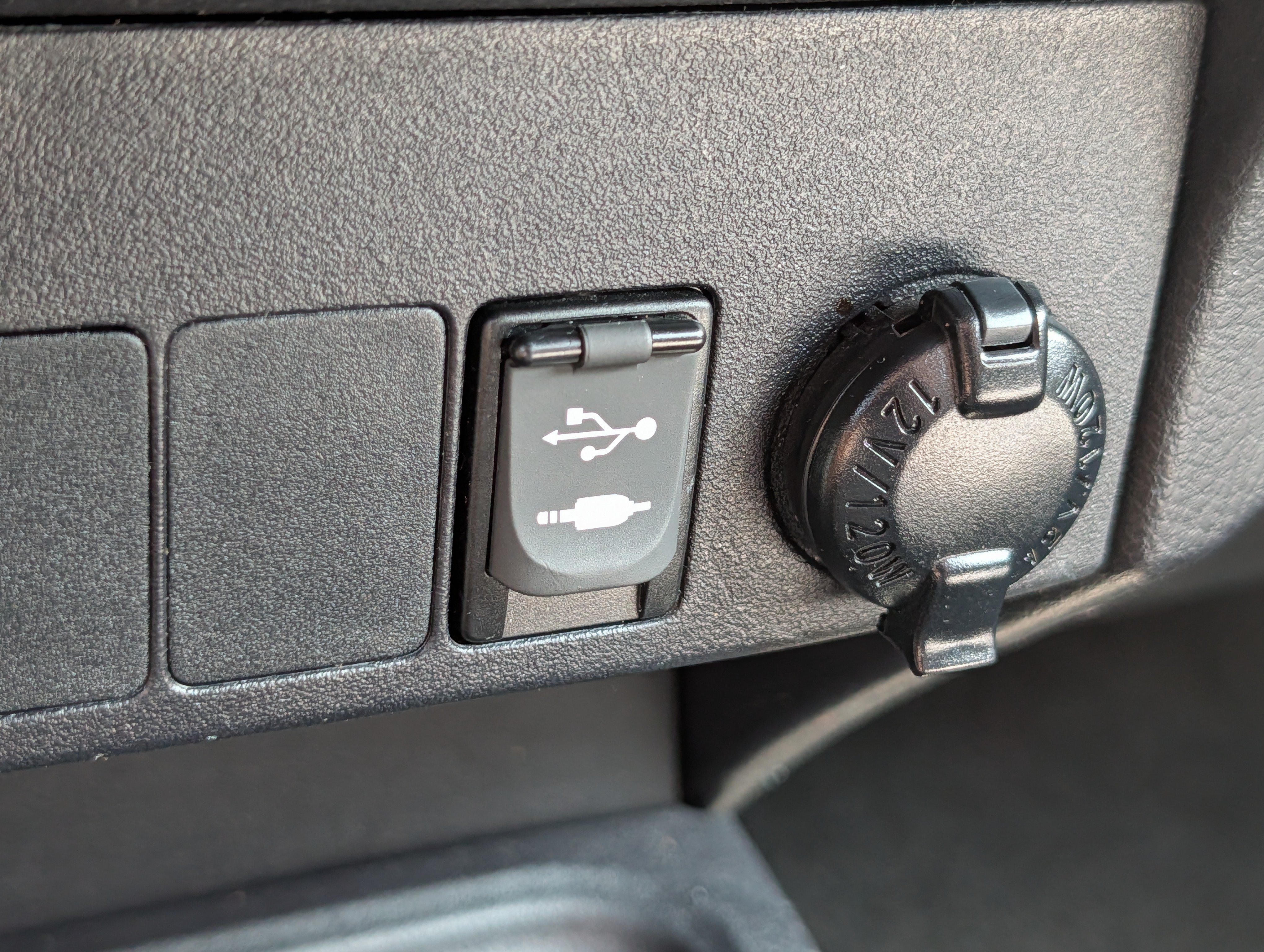 Used 2018 Toyota RAV4 XLE w/ Plus Extra Value Package AWD/4WD image 33