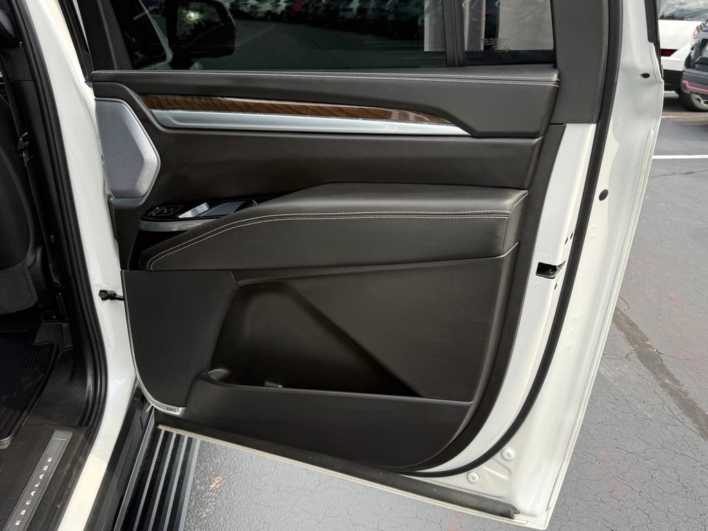 Used 2025 Cadillac Escalade ESV Sport Platinum w/ LPO, ONYX Package AWD/4WD image 19