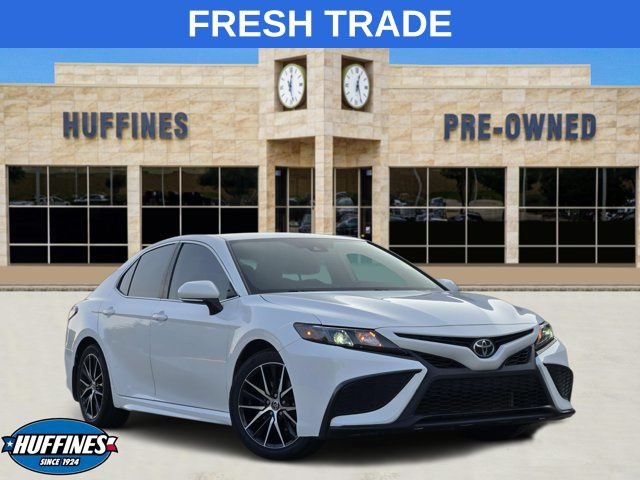 Used 2021 Toyota Camry SE w/ Cold Weather Package AWD/4WD image 1