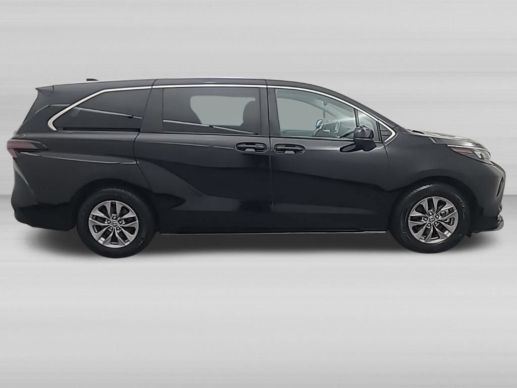 Used 2025 Toyota Sienna LE FWD image 10