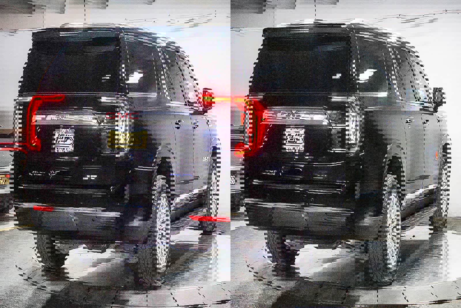 Used 2023 GMC Yukon XL SLT w/ SLT Premium Package AWD/4WD image 10