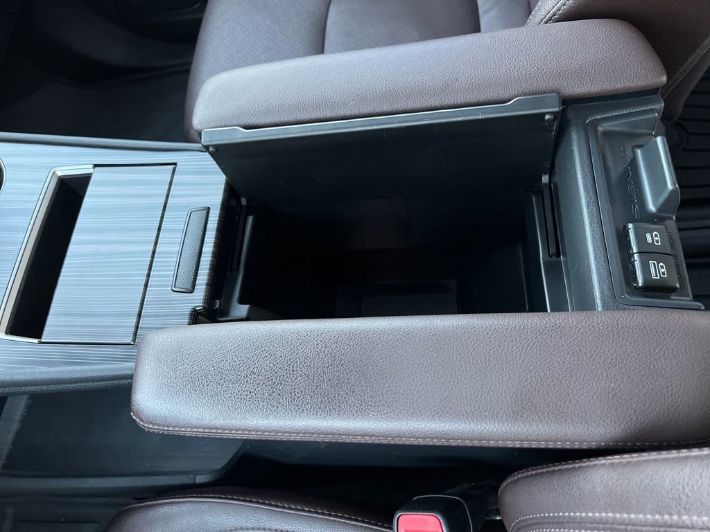 Used 2022 Toyota Sienna Platinum image 28