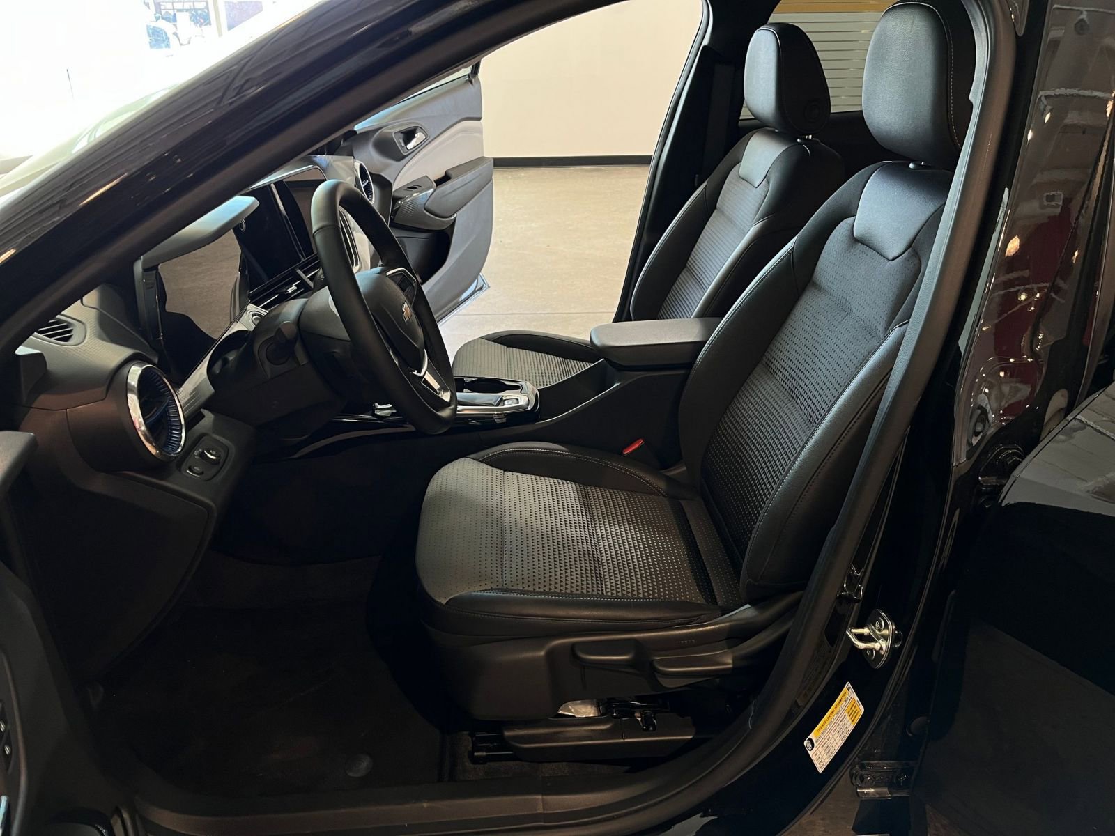 Used 2025 Chevrolet Trax LT w/ LT Convenience Package FWD image 25
