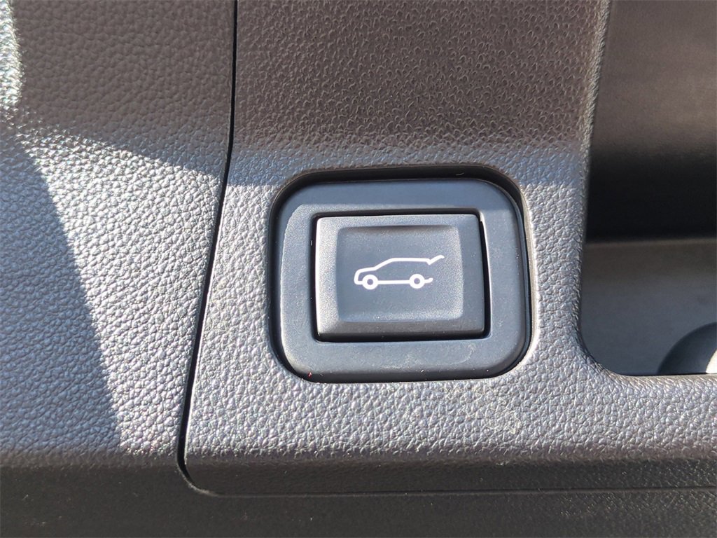 Used 2022 GMC Acadia AT4 w/ Technology Package image 15