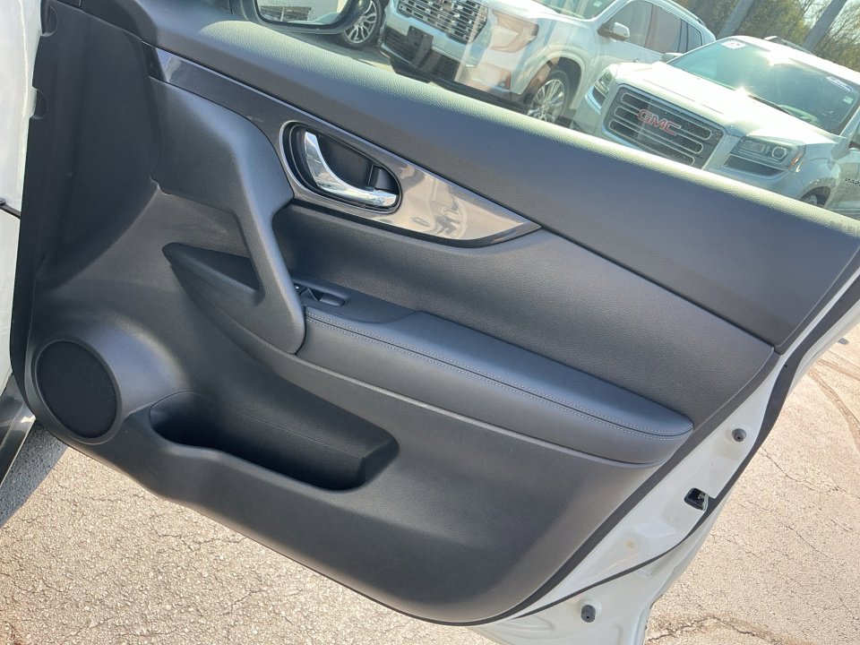 Used 2018 Nissan Rogue SV image 35