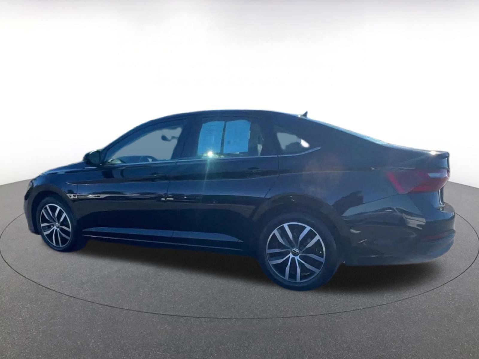 Used 2025 Volkswagen Jetta SE image 9