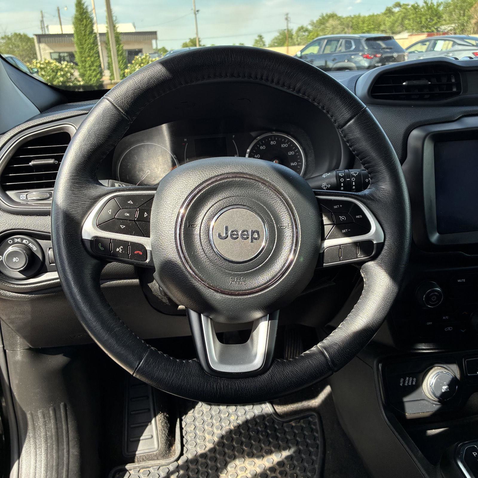 Used 2023 Jeep Renegade Latitude w/ Premium Group image 11