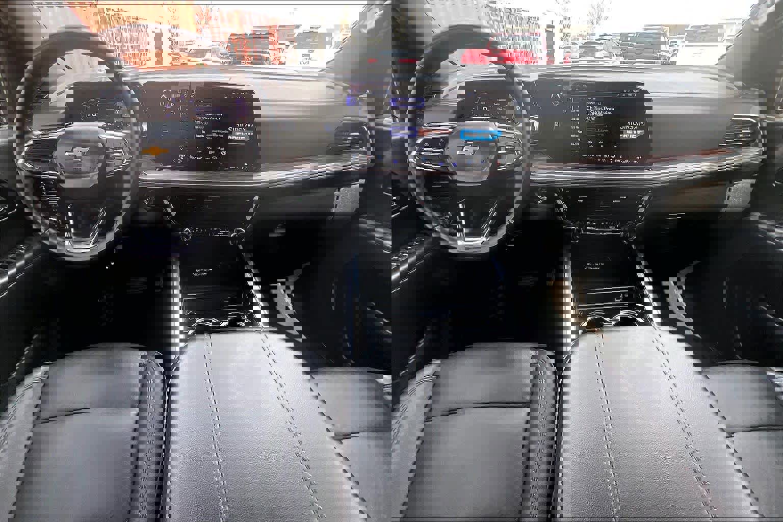 Used 2025 Chevrolet Suburban LT image 15